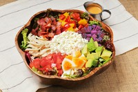 2～3名様のシェアにおすすめ！（ミックスリーフ／アボカド／パプリカ／トマト／サツマイモ／チキン／ベーコン／ボイルドエッグ／カッテージチーズ）
