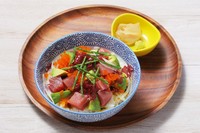 マグロ／アボカド／とびこ／海藻／シーアスパラガス／玉ねぎ