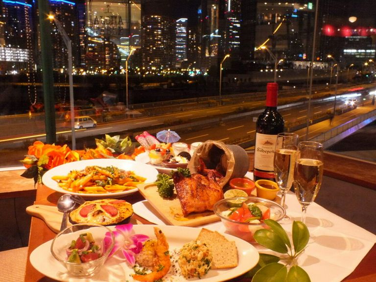 横浜の夜景を臨む開放的な店内