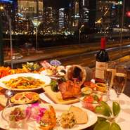 大きな窓から臨む夜景を目の前に、お料理をお楽しみください。