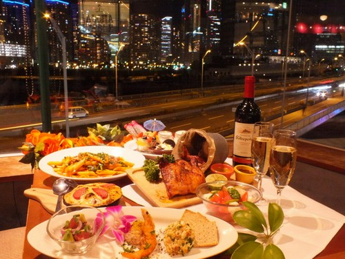 横浜の夜景を臨む開放的な店内