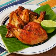 メインのロティサリーチキンをはじめ、マグロとアボカドのポキやガーリックソフトシェルシュリンプなどハワイアン料理が味わえます！
