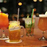 ハワイでメジャーな“コロナビール”や“ハワイアンクラフトビール”をご用意。フルーティーな香り、日本のビールとはちょっと違う苦味などが味わえます。ビールに合わせたPUPUS（おつまみ料理）やハワイの定番料理と共にお楽しみください。モヒート、サングリアなど女性に嬉しいカクテルも充実しています♪

