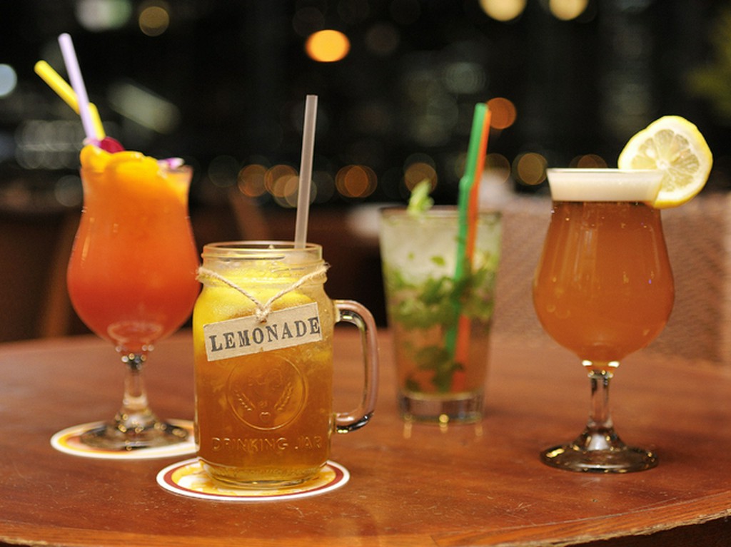 夜景を見ながらのんびりとお酒を楽しむ