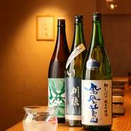 串焼きをより美味しく堪能するなら、お酒は欠かすことができません。店内では、日本酒などのお酒を豊富に取り揃えており、店主自ら串焼きに合うものを選んで提供しています。