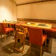 店内は、カウンターのほかテーブル席や小上がりなど、お客様のスタイルに合わせ席を選ぶことができます。赤ちゃん連れのファミリーから、高齢の方まで幅広い方に食事を楽しんでいただけます。