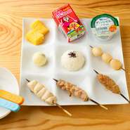 ミニ焼鳥4串・ご飯 ・玉子焼き  ・ポテトサラダ ・ジュース　　　　デザート