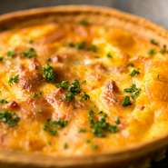 手づくりきんぴらをキッシュにアレンジ。オーダーが通ってから焼き上げるので、アツアツが楽しめるオリジナルメニューです。