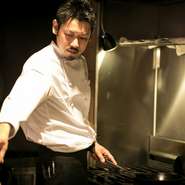 食事やお酒を静かに楽しみたい、あるいは会話を楽しみたいなど、お客様の嗜好はさまざま。当店ではお客様のプライベートなくつろぎの時間を大切にし、それぞれのお客様に合わせた対応を心がけています。
