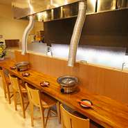 カウンター席に置かれたコンロには、それに合わせたダクトを設置しているので、においの心配がありません。がっつり食事をとったり、お酒を飲みながら鶏料理に舌鼓。お一人の利用にもおすすめです。