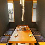 テーブル席は仕切り板のカラーによってガラリと表情を変えます。焼き肉デートならシックなカラーでまとめられた席がおすすめ。落ち着いた雰囲気の中、二人きりの時間が過ごせます。