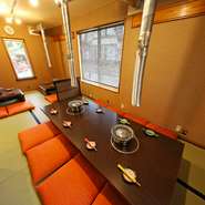 家族や親しい仲間と、ゆっくりくつろげるお座敷がおすすめ。卓上にダクトが設置、匂いはほとんど気になりません。
地元産新鮮鶏肉と自家製旨味噌だれが当店の自慢。コクがあるのにさっぱり、誰もが納得の旨さです。