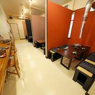 隣との間に仕切りのあるテーブル席は、それぞれに焼き台が設置されています。各テーブルに専用のダクトも完備されにおいの問題は解消。友達同士など少人数で利用するなら、隣の席を気にせず落ち着けます。