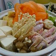 ①焼肉コース 2,000円
鶏焼肉は１０種類、加えてサイドメニュー（サラダ、揚げ物、煮物、つまみもの、鶏雑炊など６～７品）

②焼肉＋鶏鍋コース　3,000円
鶏焼肉コースに鶏鍋が付きます、ボリューム満点。

