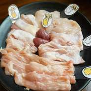 肉盛り合わせ５種(ムネ・モモ・せせり・ふりそで・ハツ）
いろいろな種類を食べたい時にどうぞ。
おすすめは当店自慢の味噌だれを、絡めて焼くのが鶏っこ流。
香ばしくてジューシー！　やみつきになります。