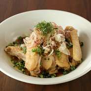 手羽中を茹でることにより余分な脂をおとし、さらにさっぱりした味のタレと合わせます。茗荷と万能ねぎ、大葉が味に良いアクセントを追加。箸休め的な存在で、食事の合間につまみたくなる味です。