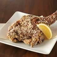 鶏もも肉は骨付きのまま、丸ごと揚げています。期待を裏切らないそのボリュームは、1本食べれば大満足の大きさ。カラリと揚がったもも肉はアルコールとも相性が良く、どんどんお酒が進みます。