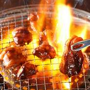 三重県松阪市のご当地グルメ「鳥あみ焼き」を関東で味わえます。「信玄どり」を中心に使い、味付けは赤みそでこってりとした甘辛味。こってりなのに胃にもたれないので、どんどんご飯がすすみます。