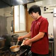 お客様に満足していただけるよう、明るいおもてなしを忘れずに接客しています。価格はできる限りリーズナブルになるよう設定。食べた後はお腹一杯、笑顔いっぱいになっていただけるよう日々務めています。