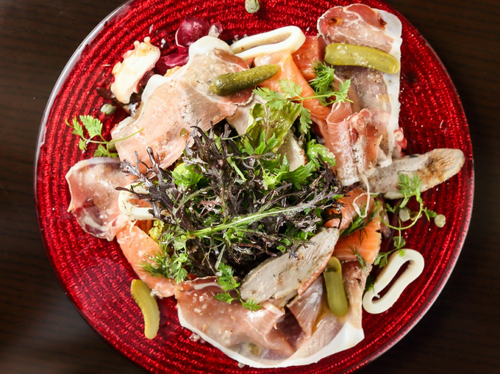 5種類の燻製をたっぷり野菜といただく、『自家製燻製盛り合わせサラダ』