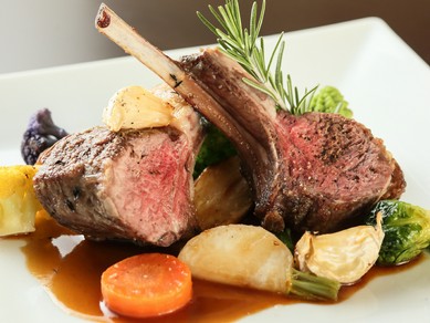 自家栽培のハーブの香りが食欲をくすぐる『オーストラリア産仔羊背肉のオーブン焼(4本分)』