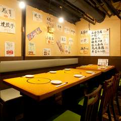 店内奥のテーブルは半個室状態。仲間と気軽にワイワイ宴会を