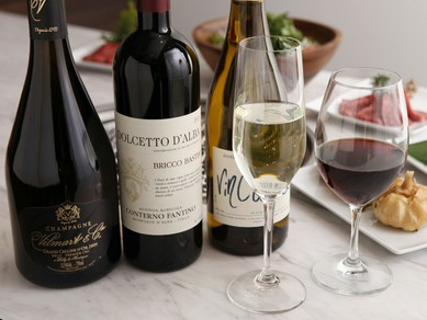 ワインセラーで品質管理された、様々なワインがズラリ