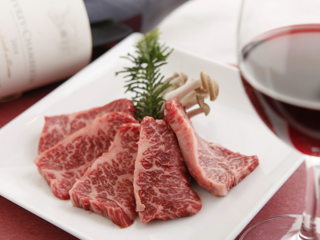新鮮な生の黒毛和牛とワインの組み合わせを楽しめる上質な焼肉店