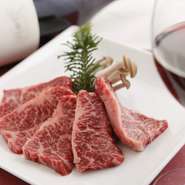 ワンランク上の焼肉とバリーエション豊かなワインを楽しめる【牛達家】。A4以上の黒毛和牛を生のまま仕入れるなど、食材へのこだわりはひとしおです。銘柄に固執せず、品質本位の厳選食材を堪能できます。