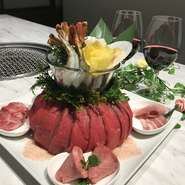 記念日・誕生日など晴れの日は、オリジナルの『肉ケーキ』でリッチにお祝い。肉・等級はもちろん、盛り合わせる海鮮・野菜を指定できます。スペシャルな盛り付けのお肉をオーダーして主役を笑顔にしてみませんか。