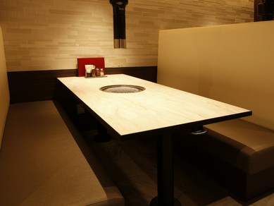 プライベート空間で過ごす半個室の席もご用意しております