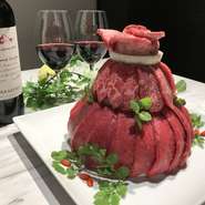 誕生日・記念日・お祝いなど、特別な日に注文したい『肉ケーキ』。黒毛和牛や厳選等級など、肉質や部位を選んで生肉でつくるオンリーワンの特別メニューです。5000円、10000円、30000円、5000円からお選びください。