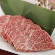 和牛の旨カルビ。脂と赤身のバランスが整った、人気の王道メニューです。ご飯を巻いたり、サンチュやパクチーでさっぱり食べたり、好みの食べ方を楽しめます。