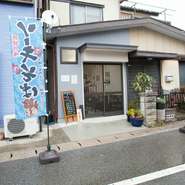 一般家庭に見えますが、実は「沖縄料理店」という隠れ家的なお店。外房・守谷で本格的な沖縄料理が食べられる貴重な存在です。「発酵マイスター」の資格を有する“とぅじ（奥様）”がつくる手作り味噌が絶品です。
