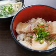 ソーキをはじめ、豚肉は全て千葉県産の新鮮な生肉のみ使用。一頭買いで仕入れる専門業者で仕入れ、一度も冷凍していない「素材本来の旨み」を味わえます。コクと甘みを感じる優しいスープの虜になることでしょう。