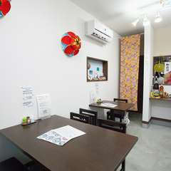 沖縄の空気感を楽しめるBGMと店主の“沖縄言葉”に癒される