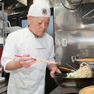 この店の料理人、実は「伝説の漁師・海人三郎」の実弟。石垣島で、数々の料理をつくってきた確かな腕を感じる宴会料理も絶品です。完全予約制ですが、気さくな夫人が快く対応してくれるので宴会の相談をしてみては。