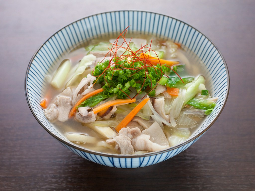 千葉県産野菜と沖縄の「名護そば」の旨みたっぷりな『野菜そば』