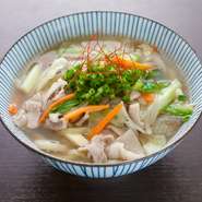 千葉県産の野菜と、豚ガラ・鶏ガラをじっくり煮込んだ優しい味わいのスープが絶品。長崎ちゃんぽん風のコクと、名護そばならではのつるつる食感がたまらない一品です。