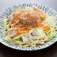 沖縄石垣島の塩を使った、オリジナル料理。出汁の旨味とサッパリした食後感の、食べやすい一品です。