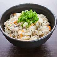 各家庭で味が異なる“アンマーの味”。2時間以上脂抜きをした角煮をガラスープで炊いたご飯です。豚独特の脂の甘みと、ほろほろとした食感に箸が進みます。刻み昆布を混ぜ、葱を散らした「清風ジューシー」です。