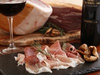 イタリアはガローニ社より仕入れている、18ヶ月熟成した逸品。切り立ての豊かな風味を堪能できます。（SS：450円／S：830円／M：1250円／L：1680円）