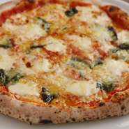 バジルとモッツァレラチーズの定番ピッツァ。チーズはすべてイタリア産が使われています。生地はもっちもち。高温の窯で職人がつくる耳が美味しいナポリピッツァです。ハーフサイズ680円もあります。