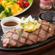 お肉は、180g、250g、300gと3種類のタイプが選べる上、ソースも2種類の中からお好みのものを選ぶことができます。脂身と赤身のバランスが絶妙で、食感抜群。オーストラリア直輸入のオージービーフです。