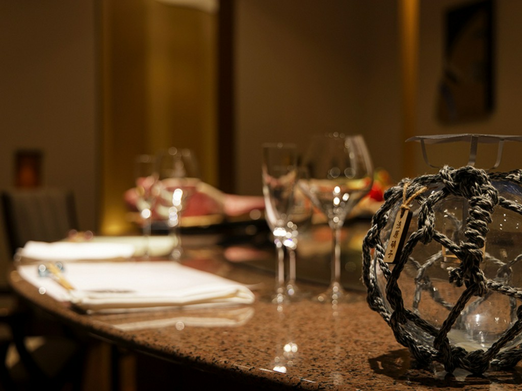 趣向をこらした演出を感じられるロマンティックなカウンター席