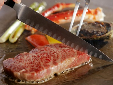 上質な肉質を誇る「米沢牛」を使用。オリジナルつけたれ3種で味わう『道産和牛鉄板焼きコース』