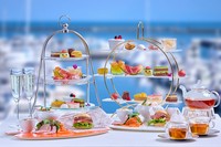 目の前に広がる青い海の景色を眺めながら、贅沢なひとときを— 。
みずみずしいフルーツやバラエティ豊かなスイーツを中心に、充実したセイボリーや、ロンネフェルト紅茶のフリーフローをご堪能ください。