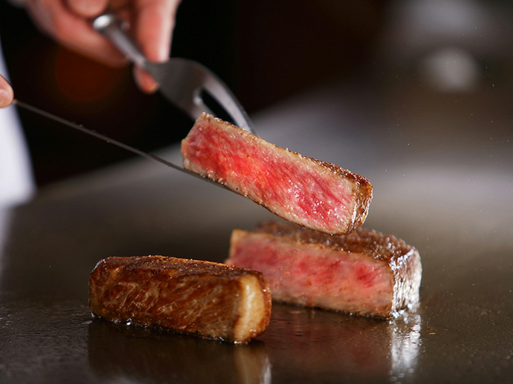 北海道産の魚介や蟹、目の前で豪快に焼き上げる道産黒毛和牛