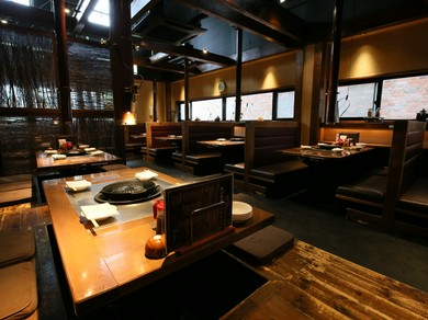 アットホームな雰囲気のロッジをイメージしたような店内