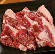 生まれて1年未満の仔羊からとれる生ラム肉は柔らかく、脂のほのかな甘みと肉の旨味が絶妙。焼き過ぎず、ミディアムレアで味わいたい一品です。